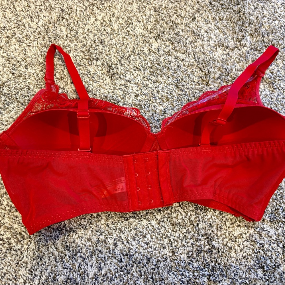 Maidenform Red Lace Wireless Bralette with Scalloped Trim NWOT - Picture 2 of 3